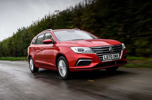 Искате употребяван електрически автомобил, който не е SUV или хечбек? Разбира се, много седани са практични, но за малко повече пространствоняма по-добър избор от комбито на MG 5. То предлага страхотно съотношение цена/качество. 

Ранните модели от 2020 г. бяха оборудвани с двигател със 152 к.с- и батерия от 52kWh, което беше добро за заявен пробег до 350 км. MG освежи 5 през 2021 г. и увеличи пробега до 560 км. Фейслифтът през 2022 г. донесе по-стилен външен вид. 

Тази кола може да не ускори пулса ви, но има смисъл да го вземете като първи EV, тъй като е достъпен и практичен. На паза втора ръка има по-евтини предложения, но ви съветваме за гоните версията с пробег от 400 км. Подобна кола на 3 години с навъртени  70 000 километра върви около 19 000 евро. 